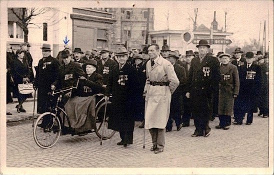 010-Triphon-Van-Vooren-bijeenkomst-11-november-(2de-van-links-naast-invalidewagen).jpg